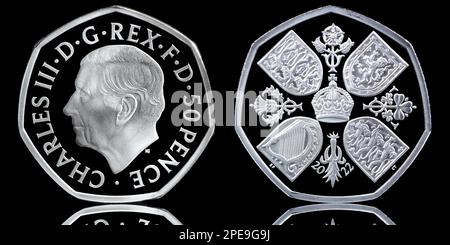 Die erste Münze mit König Karl III. Und der Krönungskrone zum Gedenken an Königin Elizabeth II. Ist 2022 Pence Stockfoto