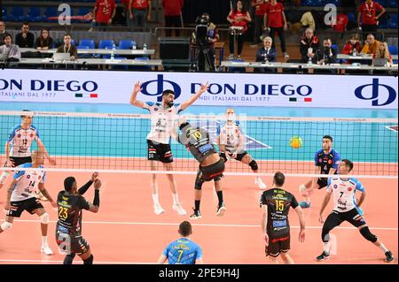 Eurosuole Forum, Civitanova Marche, Italien, 15. März 2023, Angriff von Barthelemy Chinenyeze #10 (Cucine Lube Civitanova) während des Volleyballspiels Cucine Lube Civitanova gegen Halkbank Ankara – CEV Champions League Stockfoto