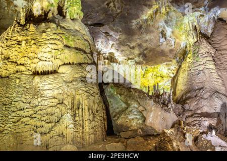 Prometheus Cave Natural Monument - die größte Höhle in Georgia mit versteinerten Wasserfällen, hängenden Steinvorhängen, Stalaktiten und Stalagmiten. Stockfoto