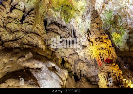 Fließsteine (Versteinerungswasserfälle, Vorhänge) im Prometheus Cave Natural Monument, Decke mit Stalaktiten und Stalagmiten. Stockfoto