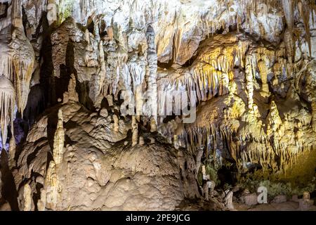 Prometheus Cave Natural Monument - die größte Höhle in Georgia mit hängenden Steinvorhängen, Stalaktiten und Stalagmiten und farbenfroh beleuchteten Wänden. Stockfoto