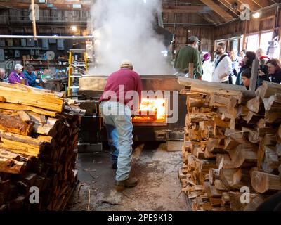 ahornsaft wird im Goulds Sugar House zu Ahornsirup verarbeitet. Jetzt geschlossen. Stockfoto