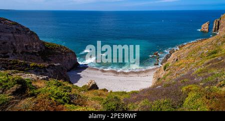 Spektakuläre Klippen Und Sandstrand An Der Atlantikküste Von Cap Frehel In Der Bretagne, Frankreich Stockfoto