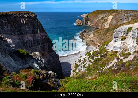 Spektakuläre Klippen Und Sandstrand An Der Atlantikküste Von Cap Frehel In Der Bretagne, Frankreich Stockfoto