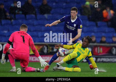 Cardiff, Großbritannien. 15. März 2023. Brandon Thomas-Asante von West Bromwich Albion versucht, an Ryan Allsop, dem Torwart von Cardiff, vorbeizuschießen. EFL Skybet Meisterschaftsspiel, Cardiff City gegen West Bromwich Albion im Cardiff City Stadium in Cardiff, Wales, am Mittwoch, den 15. März 2023. Dieses Bild darf nur zu redaktionellen Zwecken verwendet werden. Nur redaktionelle Verwendung, Lizenz für kommerzielle Verwendung erforderlich. Keine Verwendung bei Wetten, Spielen oder Veröffentlichungen von Clubs/Ligen/Spielern. Bild von Andrew Orchard/Andrew Orchard Sportfotografie/Alamy Live News Kredit: Andrew Orchard Sportfotografie/Alamy Live News Stockfoto