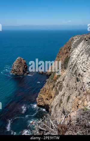 Atemberaubender Blick auf zerklüftete Klippen und das Meer vom Potato Harbor Wanderweg auf Santa Cruz Island, Channel Islands National Park, Kalifornien. Stockfoto