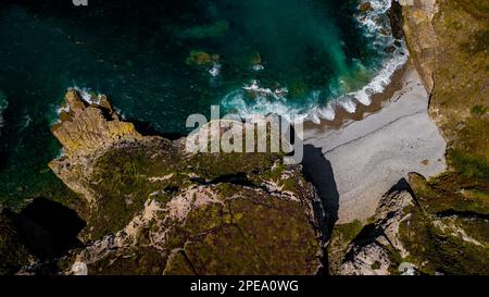 Spektakuläre Klippen Und Sandstrand An Der Atlantikküste Von Cap Frehel In Der Bretagne, Frankreich Stockfoto