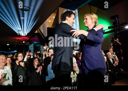 DEN HAAG - Attje Kuiken (PvdA) und Jesse Klaver (Groenlinks) verfolgen die Ergebnisse der Provinzwahlen. ANP BART MAAT niederlande out - belgien out Stockfoto