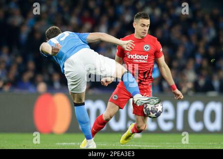 Eintracht Frankfurts kolumbianischer Stürmer Rafael Santos Borre fordert den Ball zusammen mit dem Kossovari-Verteidiger von SSC Napoli, Amir Rrahmani, während der Champions League-Runde des 16. Fußballspiels zwischen SSC Napoli und Eintracht Frankfur im Stadion Diego Armando Maradona in Neapel, Süditalien, am 15. März 2023. Stockfoto