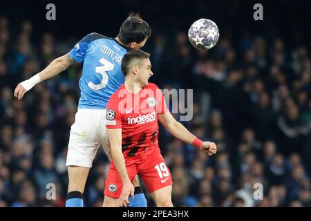 Der koreanische Verteidiger Kim Min Jae von SSC Neapel fordert den Ball mit dem kolumbianischen Stürmer Rafael Santos Borre von Eintracht Frankfurt während des Fußballspiels der Champions League 16 zwischen SSC Neapel und Eintracht Frankfur im Stadion Diego Armando Maradona in Neapel, Süditalien, am 15. März 2023 heraus. Stockfoto