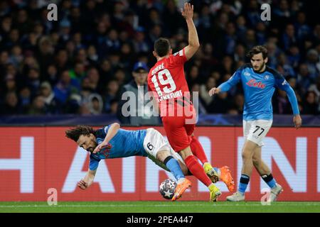 Mario Rui, portugiesischer Verteidiger von SSC Napoli, fordert den Ball mit dem kolumbianischen Stürmer Rafael Santos Borre von Eintracht Frankfurt während des Fußballspiels der Champions League 16 zwischen SSC Napoli und Eintracht Frankfur im Stadion Diego Armando Maradona in Neapel, Süditalien, am 15. März 2023. Stockfoto