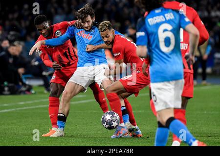 Neapel, Italien. 15. März 2023. Aurelio Buta von Eintracht Frankfurt, Khvicha Kvaratskhelia von SSC Neapel und Djibril Sau von Eintracht Frankfurt treten während des Champions League-Fußballspiels zwischen SSC Neapel und Eintracht Frankfurt im Diego Armando Maradona Stadion in Neapel (Italien) am 15. März 2023 um den Ball an. Foto Andrea Staccioli/Insidefoto Credit: Insidefoto di andrea staccioli/Alamy Live News Stockfoto