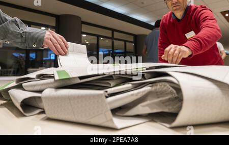 DEN HAAG - Abstimmungsformulare während der Auszählung der Stimmen für die Provinzratswahlen. ANP LEX VAN LIESHOUT niederlande raus - belgien raus Stockfoto