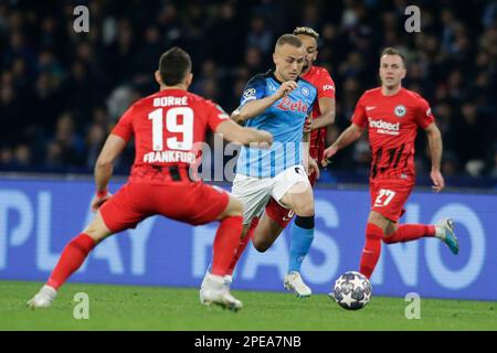 Der slowakische Mittelfeldspieler Stanislav Lobotka von SSC Neapel fordert den Ball mit dem kolumbianischen Stürmer Rafael Santos Borre von Eintracht Frankfurt während der Champions League-Runde 16 des Fußballspiels zwischen SSC Neapel und Eintracht Frankfur im Stadion Diego Armando Maradona in Neapel, Süditalien, am 15. März 2023. Stockfoto