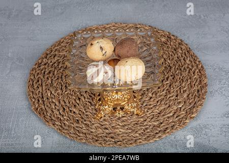 Trockener Kuchen und Schokoladentrüffel, trockene Kekse, Kekse. Patisserie-Snacks. Sesamtrockenkuchen in der Nähe der Bäckerei. Stockfoto