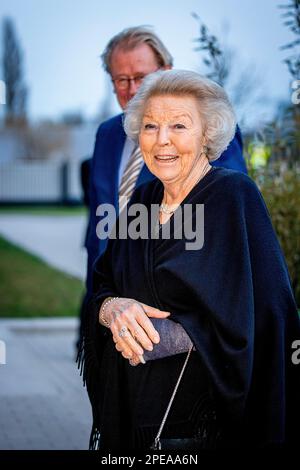 Papendrecht, Niederlande. 15. März 2023. PAPENDRECHT, NIEDERLANDE - MÄRZ 15: Prinzessin Beatrix aus den Niederlanden mit Linken an ihre Gewinnerin Jacqueline Scherpen vom Groningen Engineering Center nimmt am 15. März 2023 in Papendrecht, Niederlande, an der Preisverleihung des Prince Friso Engineer Award in Boskalis Teil. Kredit: Patrick van Katwijk/dpa/Alamy Live News Stockfoto