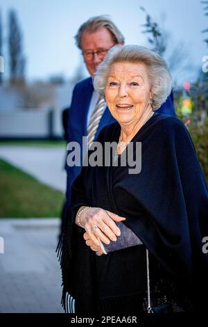 Papendrecht, Niederlande. 15. März 2023. PAPENDRECHT, NIEDERLANDE - MÄRZ 15: Prinzessin Beatrix aus den Niederlanden mit Linken an ihre Gewinnerin Jacqueline Scherpen vom Groningen Engineering Center nimmt am 15. März 2023 in Papendrecht, Niederlande, an der Preisverleihung des Prince Friso Engineer Award in Boskalis Teil. Kredit: Patrick van Katwijk/dpa/Alamy Live News Stockfoto