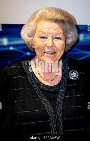 Papendrecht, Niederlande. 15. März 2023. PAPENDRECHT, NIEDERLANDE - MÄRZ 15: Prinzessin Beatrix aus den Niederlanden mit Linken an ihre Gewinnerin Jacqueline Scherpen vom Groningen Engineering Center nimmt am 15. März 2023 in Papendrecht, Niederlande, an der Preisverleihung des Prince Friso Engineer Award in Boskalis Teil. Kredit: Patrick van Katwijk/dpa/Alamy Live News Stockfoto