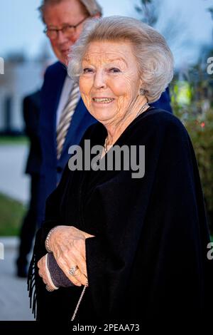 Papendrecht, Niederlande. 15. März 2023. PAPENDRECHT, NIEDERLANDE - MÄRZ 15: Prinzessin Beatrix aus den Niederlanden mit Linken an ihre Gewinnerin Jacqueline Scherpen vom Groningen Engineering Center nimmt am 15. März 2023 in Papendrecht, Niederlande, an der Preisverleihung des Prince Friso Engineer Award in Boskalis Teil. Kredit: Patrick van Katwijk/dpa/Alamy Live News Stockfoto