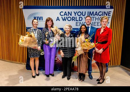 Papendrecht, Niederlande. 15. März 2023. PAPENDRECHT, NIEDERLANDE - MÄRZ 15: Prinzessin Beatrix aus den Niederlanden mit Linken an ihre Gewinnerin Jacqueline Scherpen vom Groningen Engineering Center nimmt am 15. März 2023 in Papendrecht, Niederlande, an der Preisverleihung des Prince Friso Engineer Award in Boskalis Teil. Kredit: Patrick van Katwijk/dpa/Alamy Live News Stockfoto