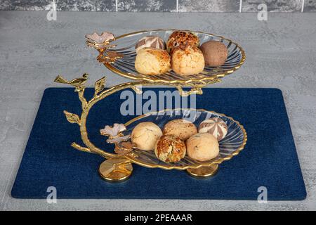 Trockener Kuchen und Schokoladentrüffel, trockene Kekse, Kekse. Patisserie-Snacks. Sesamtrockenkuchen in der Nähe der Bäckerei. Stockfoto