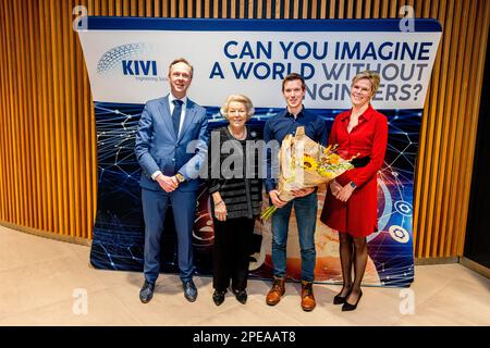 Papendrecht, Niederlande. 15. März 2023. PAPENDRECHT, NIEDERLANDE - MÄRZ 15: Prinzessin Beatrix aus den Niederlanden mit Linken an ihre Gewinnerin Jacqueline Scherpen vom Groningen Engineering Center nimmt am 15. März 2023 in Papendrecht, Niederlande, an der Preisverleihung des Prince Friso Engineer Award in Boskalis Teil. Kredit: Patrick van Katwijk/dpa/Alamy Live News Stockfoto