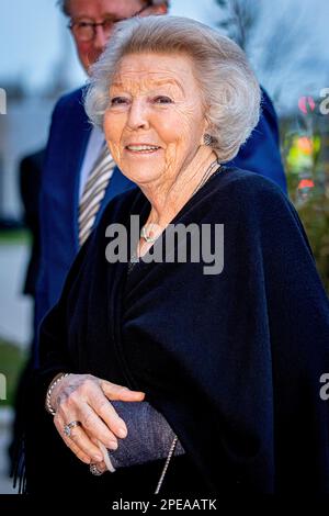 Papendrecht, Niederlande. 15. März 2023. PAPENDRECHT, NIEDERLANDE - MÄRZ 15: Prinzessin Beatrix aus den Niederlanden mit Linken an ihre Gewinnerin Jacqueline Scherpen vom Groningen Engineering Center nimmt am 15. März 2023 in Papendrecht, Niederlande, an der Preisverleihung des Prince Friso Engineer Award in Boskalis Teil. Kredit: Patrick van Katwijk/dpa/Alamy Live News Stockfoto