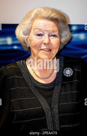 Papendrecht, Niederlande. 15. März 2023. PAPENDRECHT, NIEDERLANDE - MÄRZ 15: Prinzessin Beatrix aus den Niederlanden mit Linken an ihre Gewinnerin Jacqueline Scherpen vom Groningen Engineering Center nimmt am 15. März 2023 in Papendrecht, Niederlande, an der Preisverleihung des Prince Friso Engineer Award in Boskalis Teil. Kredit: Patrick van Katwijk/dpa/Alamy Live News Stockfoto