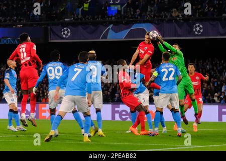 Alex Meret, italienischer Torwart von SSC Napoli, fordert den Ball zusammen mit dem kolumbianischen Stürmer Rafael Santos Borre von Eintracht Frankfurt während des Fußballspiels der Champions League 16 zwischen SSC Napoli und Eintracht Frankfur im Stadion Diego Armando Maradona in Neapel, Süditalien, am 15. März 2023. Stockfoto