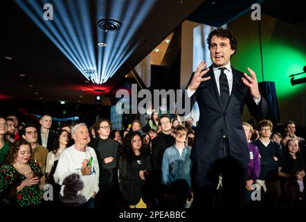DER HAAG-Jesse Klaver (Groenlinks) verfolgt die Ergebnisse der Provinzwahlen. ANP BART MAAT niederlande out - belgien out Stockfoto
