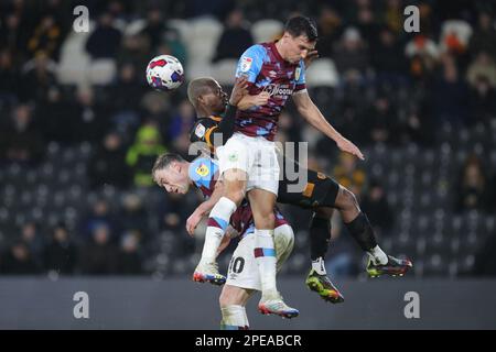 Hull, UK. 15. März 2023. Jean Michaël Seri Nr. 24 von Hull City wird beim Sky-Wet-Championship-Spiel Hull City gegen Burnley im MKM Stadium, Hull, Großbritannien, am 15. März 2023 (Foto von James Heaton/News Images) in Hull, Großbritannien, am 3./15. März 2023 vereitelt. (Foto: James Heaton/News Images/Sipa USA) Guthaben: SIPA USA/Alamy Live News Stockfoto