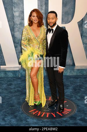 BEVERLY HILLS, KALIFORNIEN - MÄRZ 12: (L-R) Chrissy Teigen und John Legend nehmen an der 2023 Vanity Fair Oscar Party Teil, die von Radhika Jones auf Wallis A veranstaltet wird Stockfoto