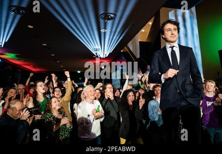 DER HAAG-Jesse Klaver (Groenlinks) verfolgt die Ergebnisse der Provinzwahlen. ANP BART MAAT niederlande out - belgien out Stockfoto