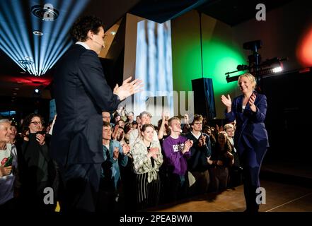 DEN HAAG - Attje Kuiken (PvdA) und Jesse Klaver (Groenlinks) verfolgen die Ergebnisse der Provinzwahlen. ANP BART MAAT niederlande out - belgien out Stockfoto