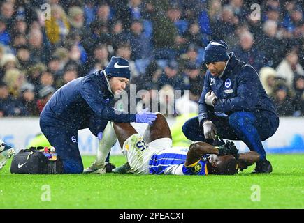 Moises Caicedo von Brighton und Hove Albion wird während des Premier League-Spiels zwischen Brighton & Hove Albion und Crystal Palace im Amex am 15. 2023. März in Brighton, England, behandelt. (Foto von Jeff Mood/phcimages.com) Stockfoto