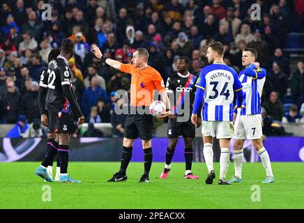 Brighton, Großbritannien. 15. März 2023. Schiedsrichter Peter Bankes startet das Spiel mit einem Drop Ball nach dem Spiel, das aufgrund von Lichtproblemen während des Premier League-Spiels zwischen Brighton & Hove Albion und Crystal Palace im Amex am 15. 2023. März in Brighton, England, ausgesetzt wurde. (Foto von Jeff Mood/phcimages.com) Kredit: PHC Images/Alamy Live News Stockfoto