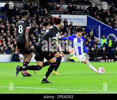 Kaoru Mitoma von Brighton und Hove Albion hat beim Premier League-Spiel zwischen Brighton & Hove Albion und Crystal Palace im Amex am 15. 2023. März in Brighton, England, einen Torschuss. (Foto von Jeff Mood/phcimages.com) Stockfoto