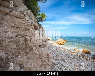 Seascape Mountain Conero Nationalpark, Blick auf den Sassi Neri Strand - schwarzer Steinstrand, Adriaküste, Sirolo, Marken, Italien, Europa Stockfoto