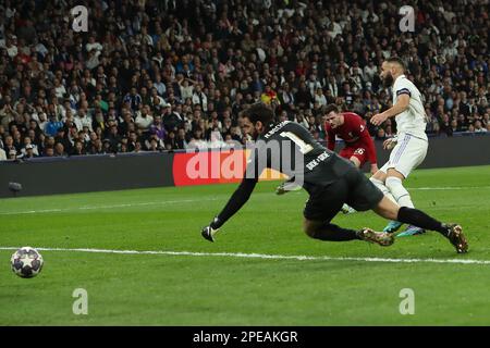 Madrid, Spanien. 15. März 2023. Real Madrids Karim Benzema in Aktion beim Champions League 2. Leg Match zwischen Real Madrid und dem Liverpool FC im Santiago Bernabeu Stadion in Madrid, Spanien, am 15. März 2023. Kredit: Edward F. Peters/Alamy Live News Stockfoto