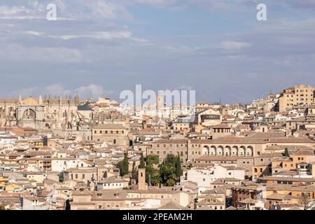 Mittelalterliche Stadt Toledo in all ihrer Pracht, mit antiken Mauern, engen Gassen und bezaubernder Schönheit Stockfoto