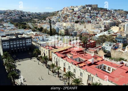 Blick von der Aussichtsplattform der Santa Ana Kathedrale über den gleinchnamigen Platz mit dem Rathaus, Gran Canaria, Spanien, Las Palmas Stockfoto