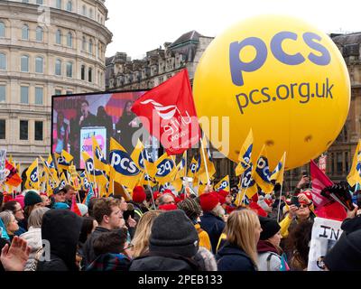 Streikende Lehrer und andere öffentliche Bedienstete protestierten bei einer Kundgebung am Trafalgar Square London am Haushaltstag 15. März 2023 Stockfoto