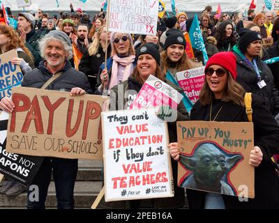 Streikende Lehrer mit Bannern und Protesten bei einer Kundgebung am Trafalgar Square London am Budget Day 15. März 2023 Stockfoto