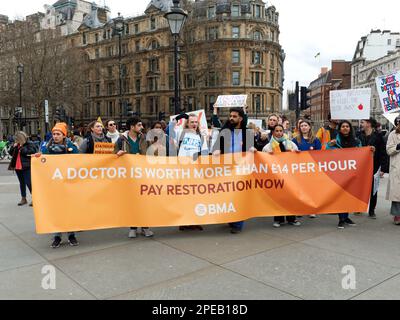 Streikende Ärzte in der Ausbildung und andere Beamte des öffentlichen Dienstes protestieren bei einer Kundgebung am Trafalgar Square London am Haushaltstag 15. März 2023 Stockfoto