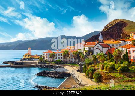 Blick auf das kleine Dorf Canical und Marina da Quinta Grande, nahe Ponta de Sao Lourenco. Madeira, Portugal Stockfoto