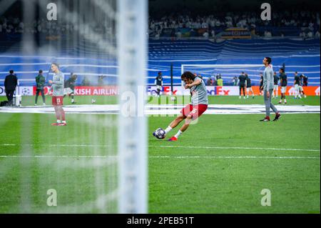 Madrid, Spanien. 15. März 2023. Trent Alexander-Arnold (Liverpool) während der Aufwärmphase vor dem Fußballspiel zwischen&#XA;Real Madrid und Liverpool gültig für die zweite Etappe der Runde 16 der UEFA Champion's League, die am Mittwoch, den 15. März 2023 im Bernabeu Stadion in Madrid, Spanien, gefeiert wurde. Credit: Live Media Publishing Group/Alamy Live News Stockfoto