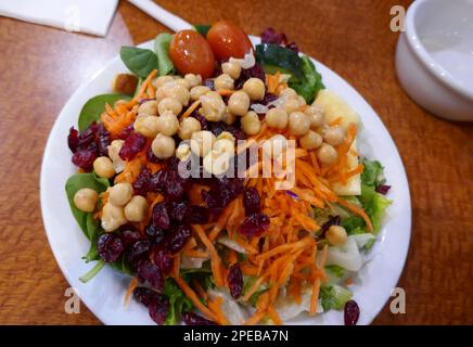 Inglewood, Kalifornien, USA 11. März 2023 Salat im Sizzler Restaurant am 11. März 2023 in Inglewood, Kalifornien, USA. Foto: Barry King/Alamy Stock Photo Stockfoto