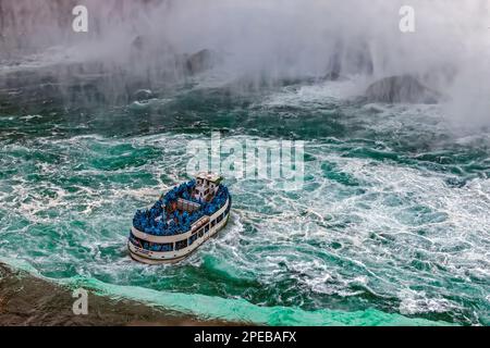 Die Magd of the Mist VI bringt Besucher nach Niagra Falls. Niagara Falls ist eine kanadische Stadt am Niagara River in der Golden Horseshoe Region Souther Stockfoto