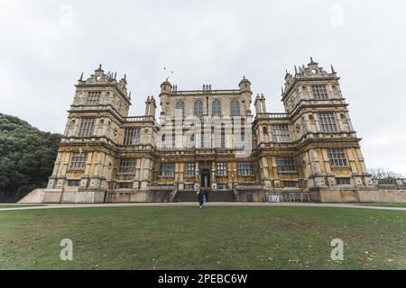 Wollaton Hall ist ein elisabethanisches Landhaus der 1580s Jahre, das auf einem kleinen, aber prominenten Hügel im Wollaton Park, Nottingham, England, steht. Hochwertiges Foto Stockfoto