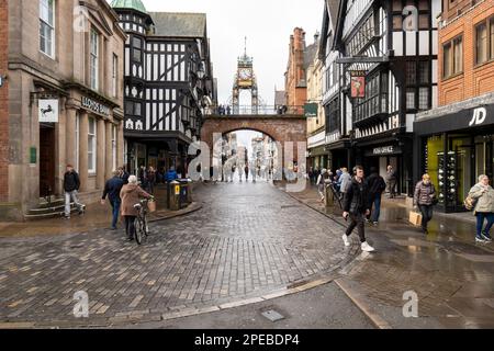 Shrewsbury Shropshire united Kingdom 20, Oktober 2022 Touristen am Stadttor der Altstadt von Chester. Stockfoto